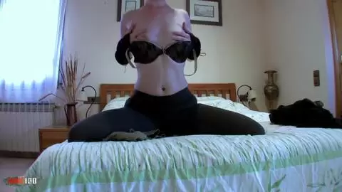 La française Clarysse se branle a la webcam photo 09