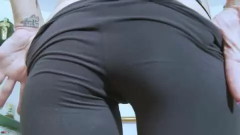 La belle brune espagnole Cleo Gold en leggings moulant fait un striptease photo 09