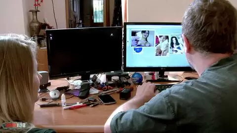 Une superbe jeune française blonde en petit culotte rose m'offre sa grosse chatte sur le canapé photo 01