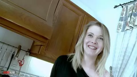 Bonne baise dans la cuisine avec la jeune blonde française Cristal Bardzo photo 01