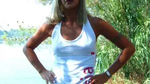 La star du porno jeune blonde Crystal Wells fait un strip 