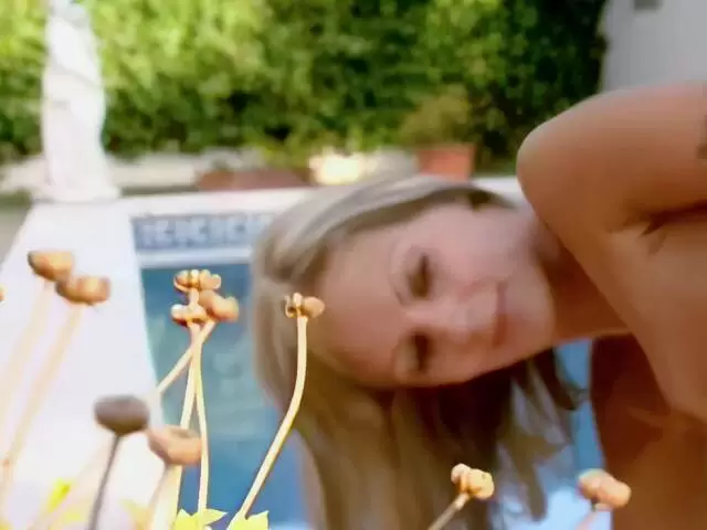 Splendide petite star du porno blonde se déshabille au bord de la piscine photo 14