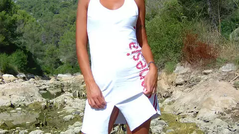 La pornstar jeune blonde Crystal Wells faisant un striptease près d'une rivière  photo 1