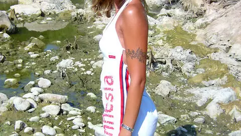 La pornstar jeune blonde Crystal Wells faisant un striptease près d'une rivière  photo 4