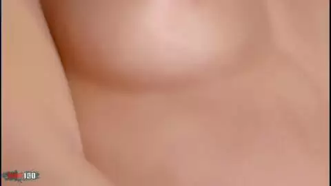 Superbe jeune actrice porno blonde fait un striptease sensuel  photo 15