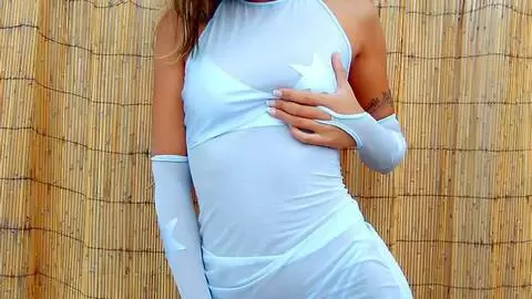 La pornstar blonde Crystal Wells fait un strip  photo 2