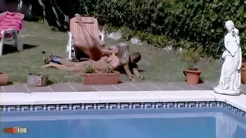 Scene de Crystal Wells avec tomas au bord de la piscine filmée depuis la caméra 2 photo 13