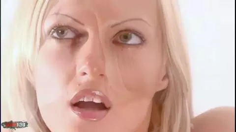 Sublime star du porno blonde se déshabille intégralement  photo 10