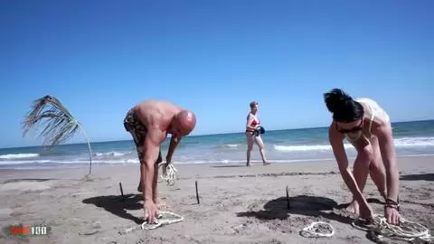 Epreuve d'immunité sur la plage et sodomie profonde avec Justine photo 03