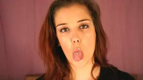 La pornstar teen Cynthia Lavigne faisant un striptease sur le lit 