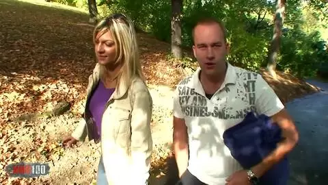 Ejaculation sur sa grosse paire de seins photo 01