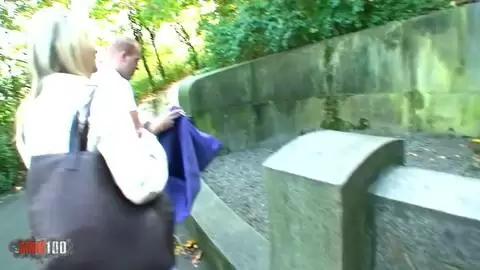 Ejaculation sur sa grosse paire de seins photo 02