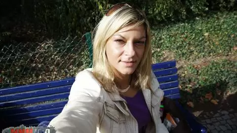 Jolie blonde à gros seins se prend en photo photo 1