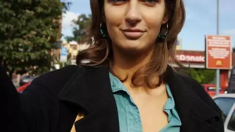 Sexy brune qui fait des selfies nue à la plage photo 1