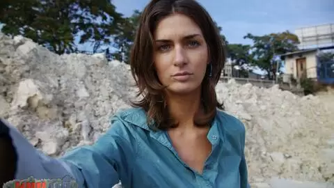 Sexy brune qui fait des selfies nue à la plage photo 16