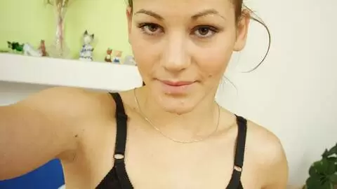 Jeune milf qui montre sa chatte photo 2