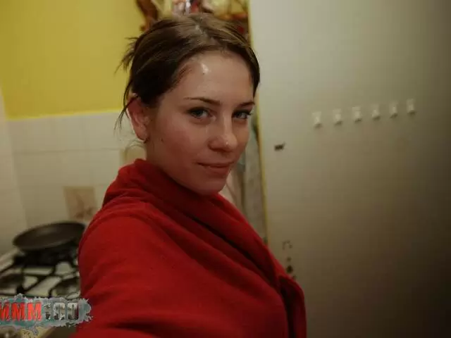 Superbe brune au corps naturel en collants bleu se déshabille photo 1