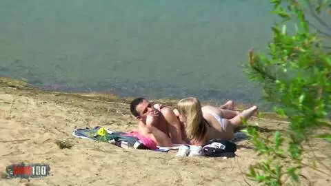 Espionnés en train de baiser à la plage photo 12