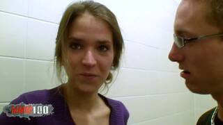 Jeune brunette chassÃ©e en t...