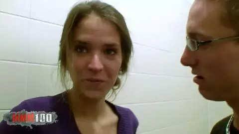 Jeune brunette chassée en tchéquie photo 04