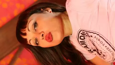 La superbe mère de famille latina Dalila Ray pose sur le lit  photo 1