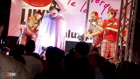 Baise en direct et squirt intense dans un salon érotique photo 01