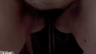 Petit pipi dans les wc avec la