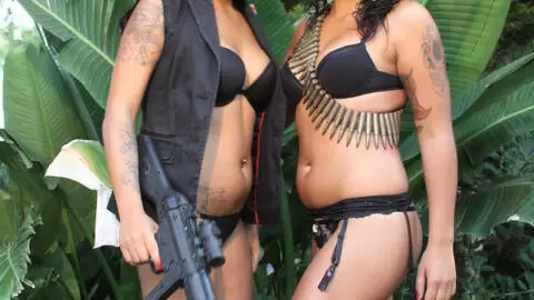 La très excitante latina Dee Jones se déshabillant  photo 3