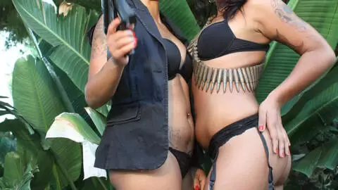 La très excitante latina Dee Jones se déshabillant  photo 4