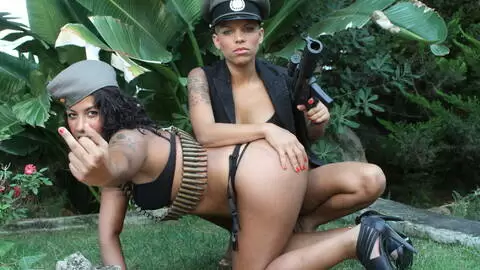 La très excitante latina Dee Jones se déshabillant  photo 11