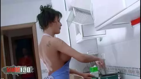 Alex fait un fist fucking a Delfynn Delage dans la cuisine photo 01