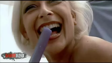 Des bougies dans la chatte et le cul de la belle Delfynn Delage photo 16