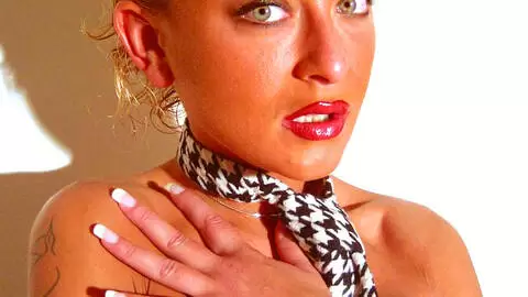 Incroyable actrice porno coquine se déshabille intégralement  photo 6