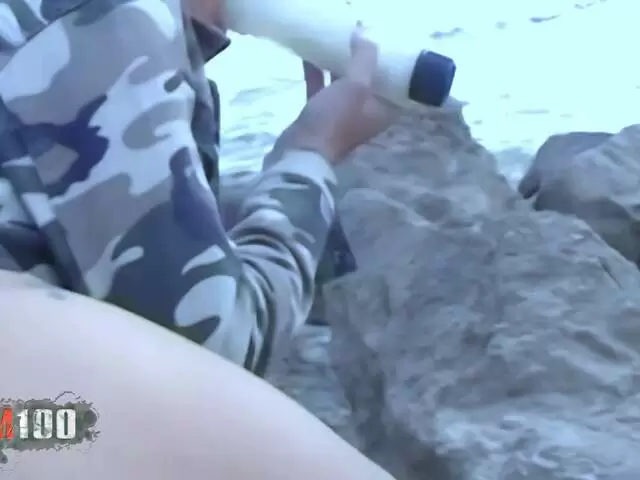 La star du X française à gros seins Delfynn Delage se gode à la plage photo 5
