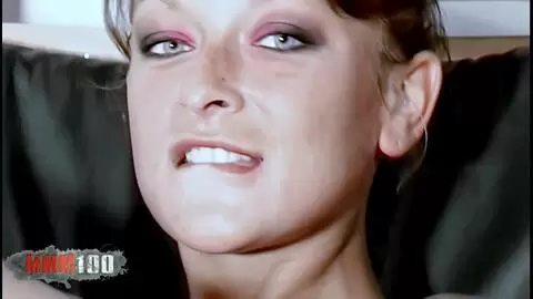 Delfynn Delage superbe Pornstar française pose pour des photos et se gode photo 13