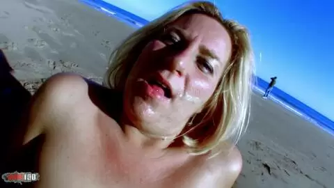 Grosse MILF française enculée sur une plage publique photo 16