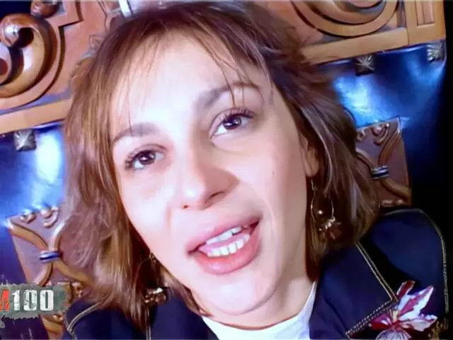 Une jeune chienne dilate sa chatte humide photo 1