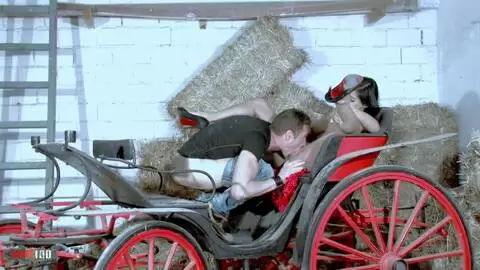 Séance photo avec la belle beurette Dolce Elektra qui se transforme en séance de baise  photo 04