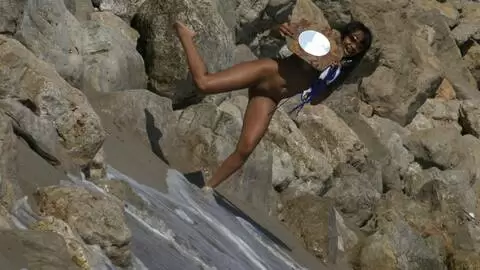 brésilienne fait un strip tease à la plage photo 1