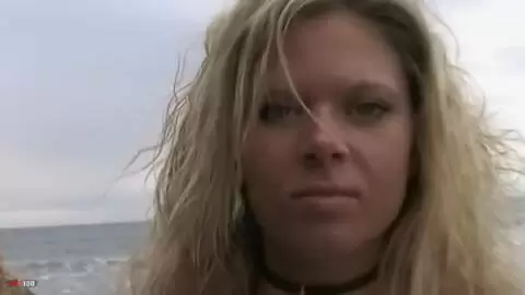 La ravissante blonde à gros seins Electra fait un strip en bord de mer  photo 01