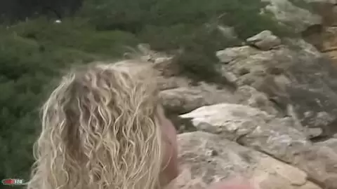 La ravissante blonde à gros seins Electra fait un strip en bord de mer  photo 13