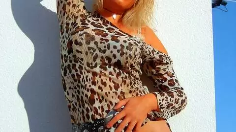 La belle blonde à gros seins Electra faisant un striptease  photo 3