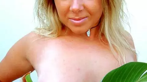 La belle blonde à gros seins Electra faisant un striptease  photo 14