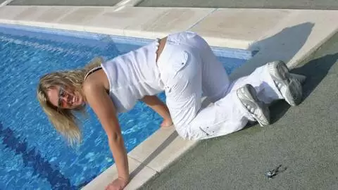 La très excitante blonde à gros seins Electra fait un strip à coté de la piscine  photo 2