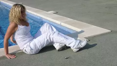 La très excitante blonde à gros seins Electra fait un strip à coté de la piscine  photo 3