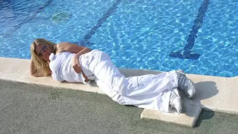 La très excitante blonde à gros seins Electra fait un strip à coté de la piscine  photo 4