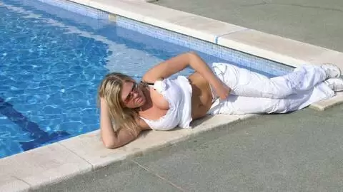La très excitante blonde à gros seins Electra fait un strip à coté de la piscine  photo 6