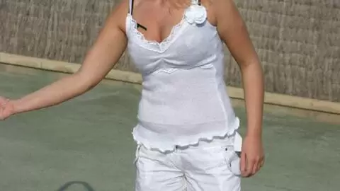 La très excitante blonde à gros seins Electra fait un strip à coté de la piscine  photo 10