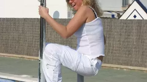 La très excitante blonde à gros seins Electra fait un strip à coté de la piscine  photo 12