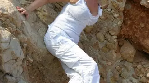 La belle blonde à gros seins Electra se déshabillant sur les rochers  photo 1